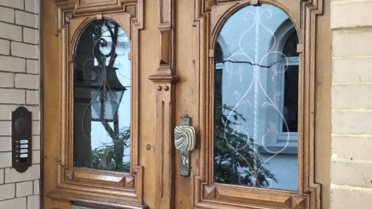 DICHTWERK. Wir reali­sieren die Nach­rüstung von mecha­nischem Einbruch­schutz auch an histo­rischen Fenstern und Türen – im Zuge der fach­ge­rechten Erneue­rung der Tür- und Fenster­dichtungen.