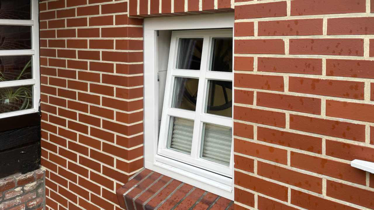 DICHTWERK. Wir verstehen uns auf unsichtbare Sicherungstechnik, die als wirksamer Einbruchschutz für Fenster nachzurüsten ist – von Pilzkopfzapfen, abschließbaren Fenstergriffen und einbruchhemmender Sicherheitsfolie bis zum elektronischen Alarmsystem.